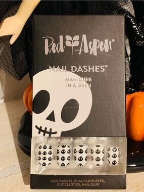 Red Aspen White Skull Press-On Nails - Nail Dashes